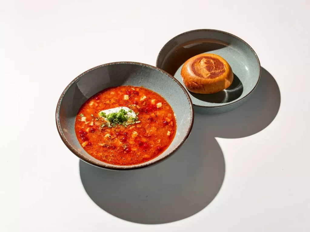 Солянка с копченым ребром и пирожок с жареными огурцами