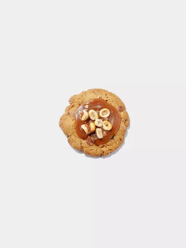Кукис с карамелью и орехами