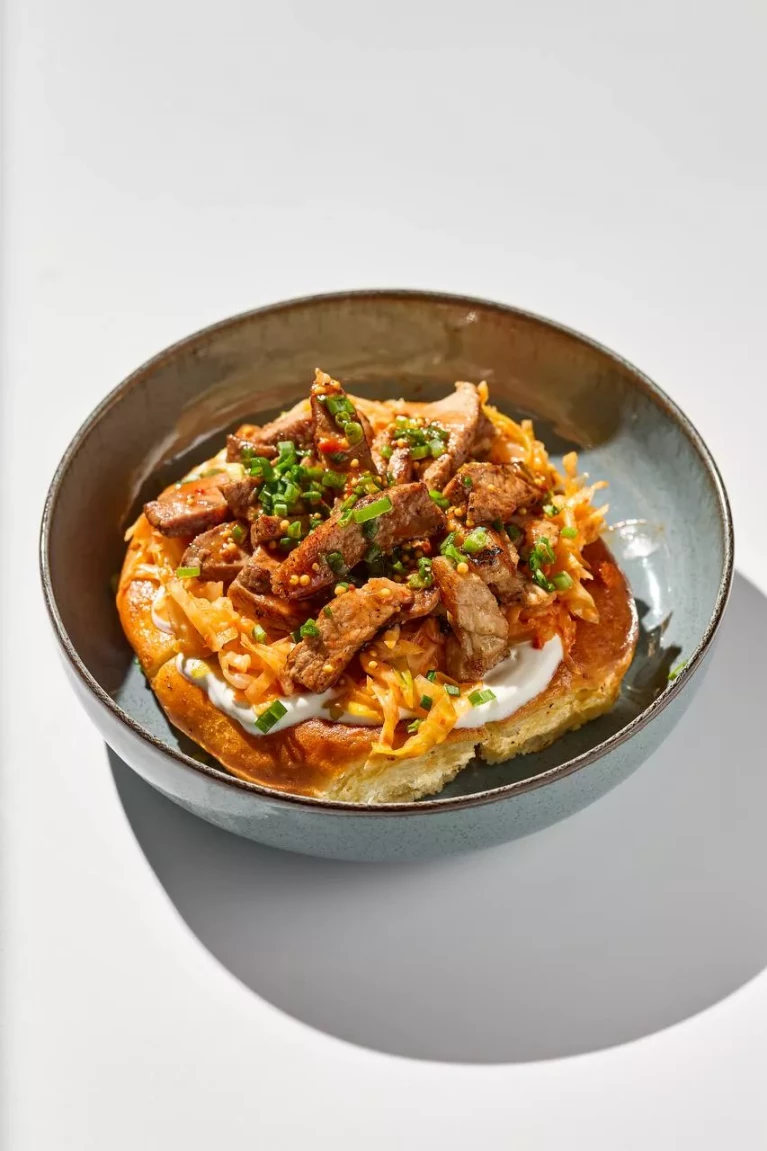 Шанежка с пряной отбивной, салатом из капусты и соусом из рассола.
