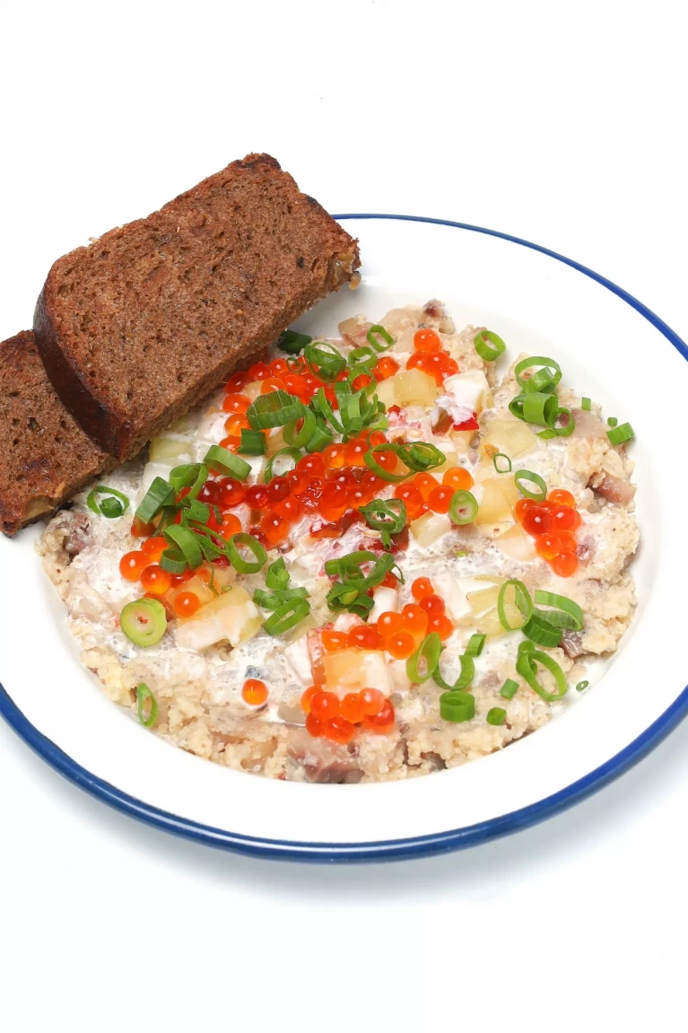 Форшмак с зеленым яблоком, булочкой и сливочным маслом