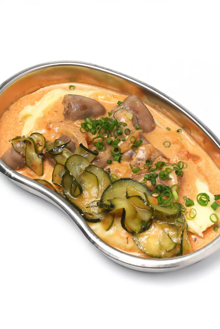 Копченные сердечки в сметанном соусе с огурцами