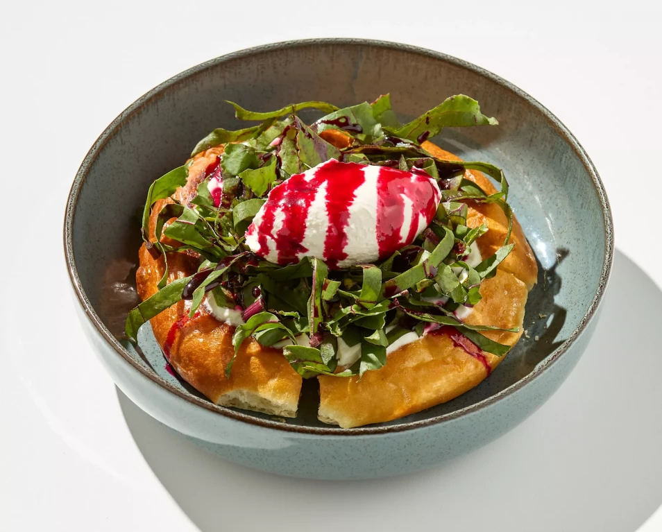 Шанежка с соусом из крапивы,сезонной ботвой и кремом из козьего сыра