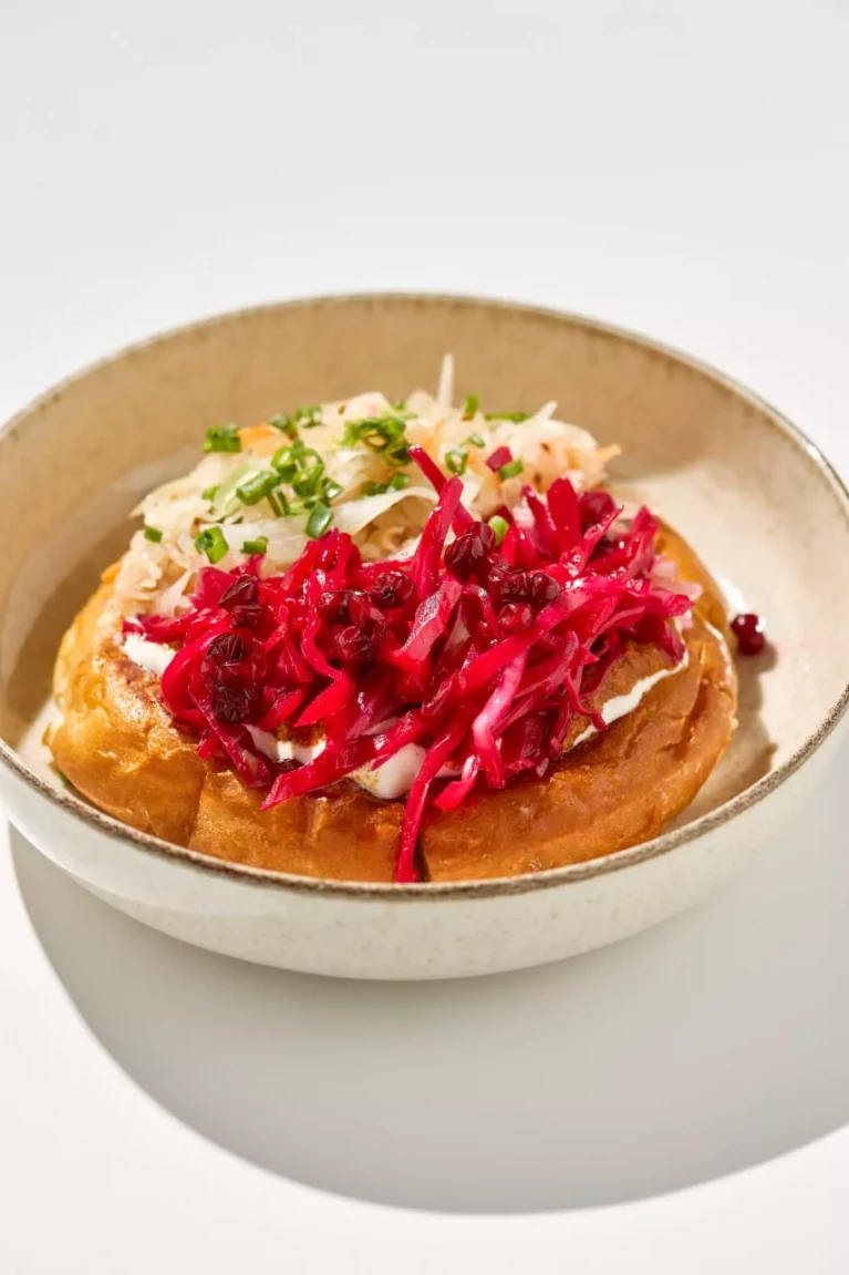 Шанежка с двумя видами квашеной капусты из дубовой бочки и кабачковой икро