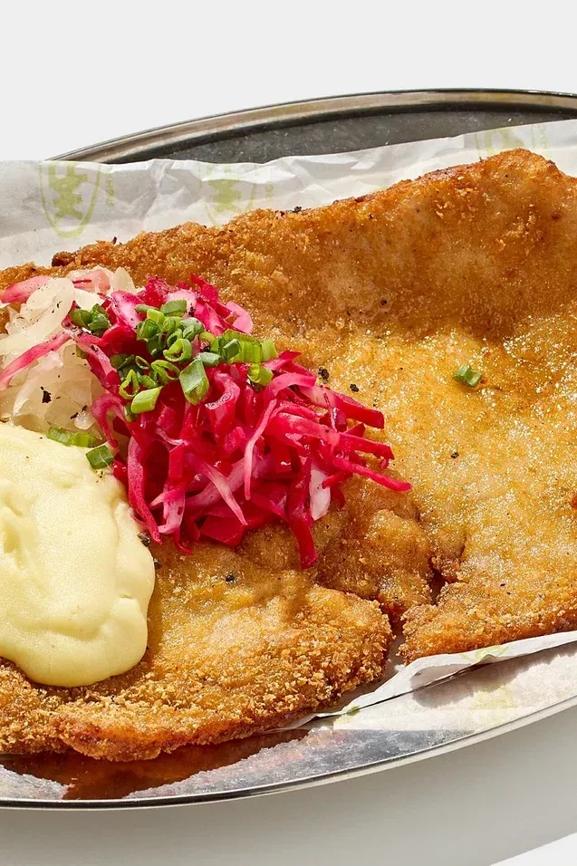 Шницель с ложкой картофельного пюре и квашеной капустой