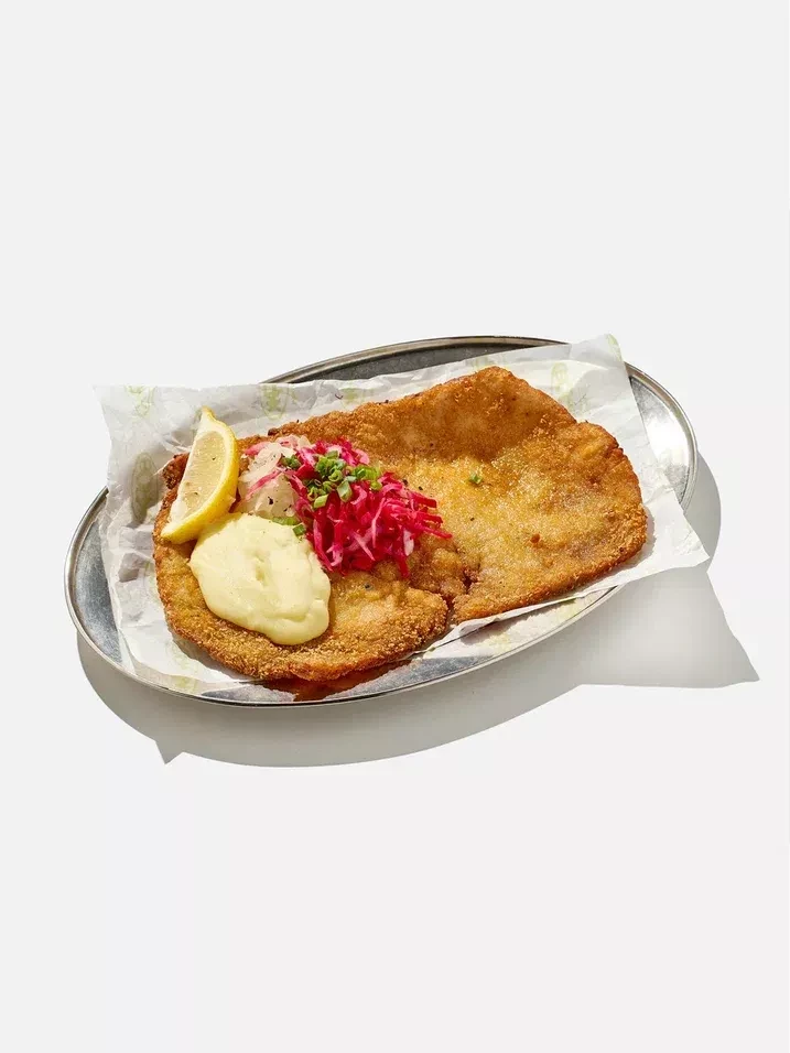 Шницель с ложкой картофельного пюре и квашеной капустой