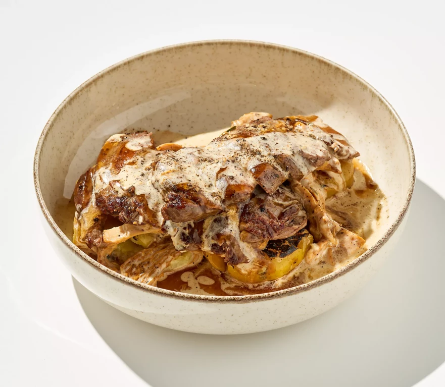 Бедро бычка с грибами,томлеными в сливках и жареным картофилем