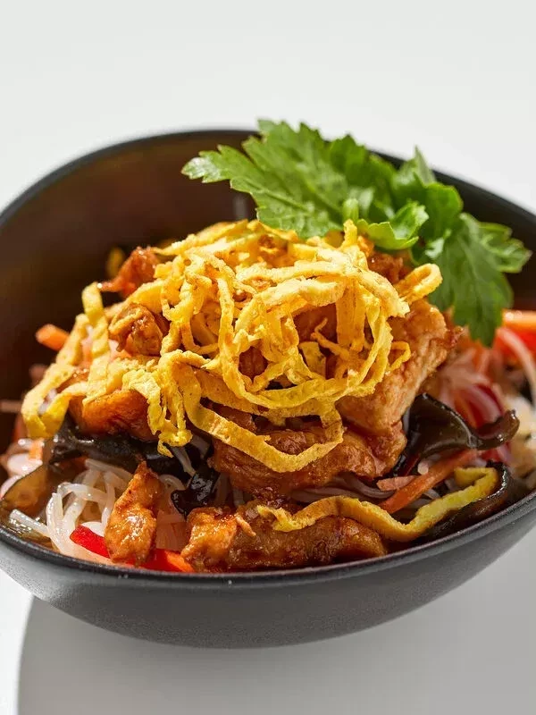 Острый салат с цыпленком, овощами и фунчозой