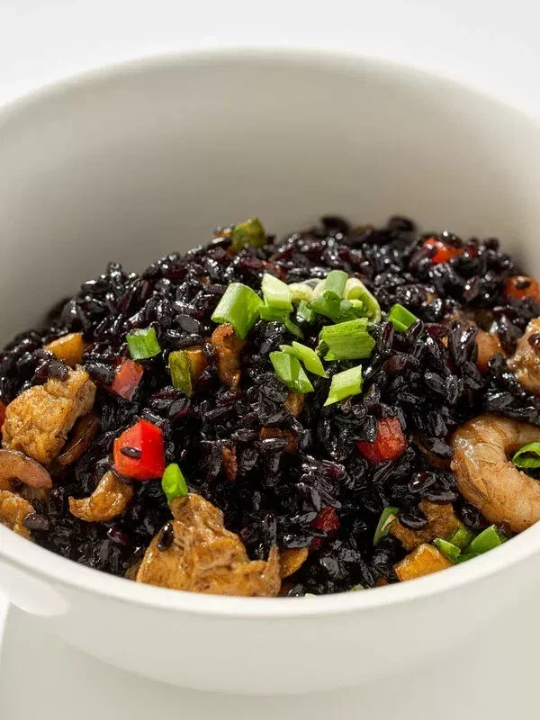 Черный рис с креветками