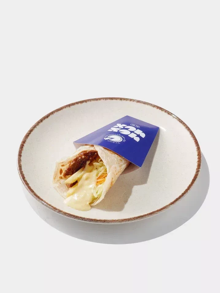 Мега-роти с рваной говядиной, коул-слоу и сырным соусом