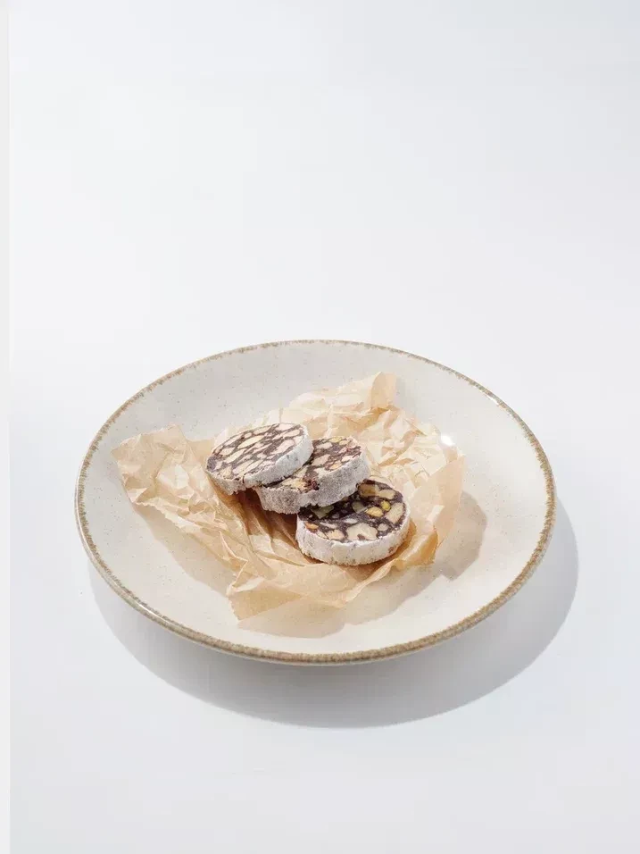 Шоколадная колбаса с фисташками и грецким орехом