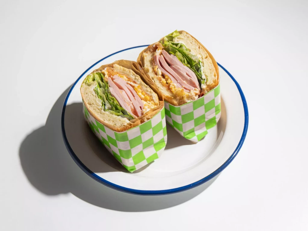 Сэндвич с докторской колбасой