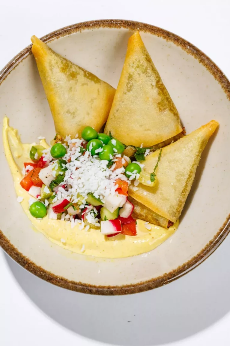 Самосы с карри майонезом и салатом