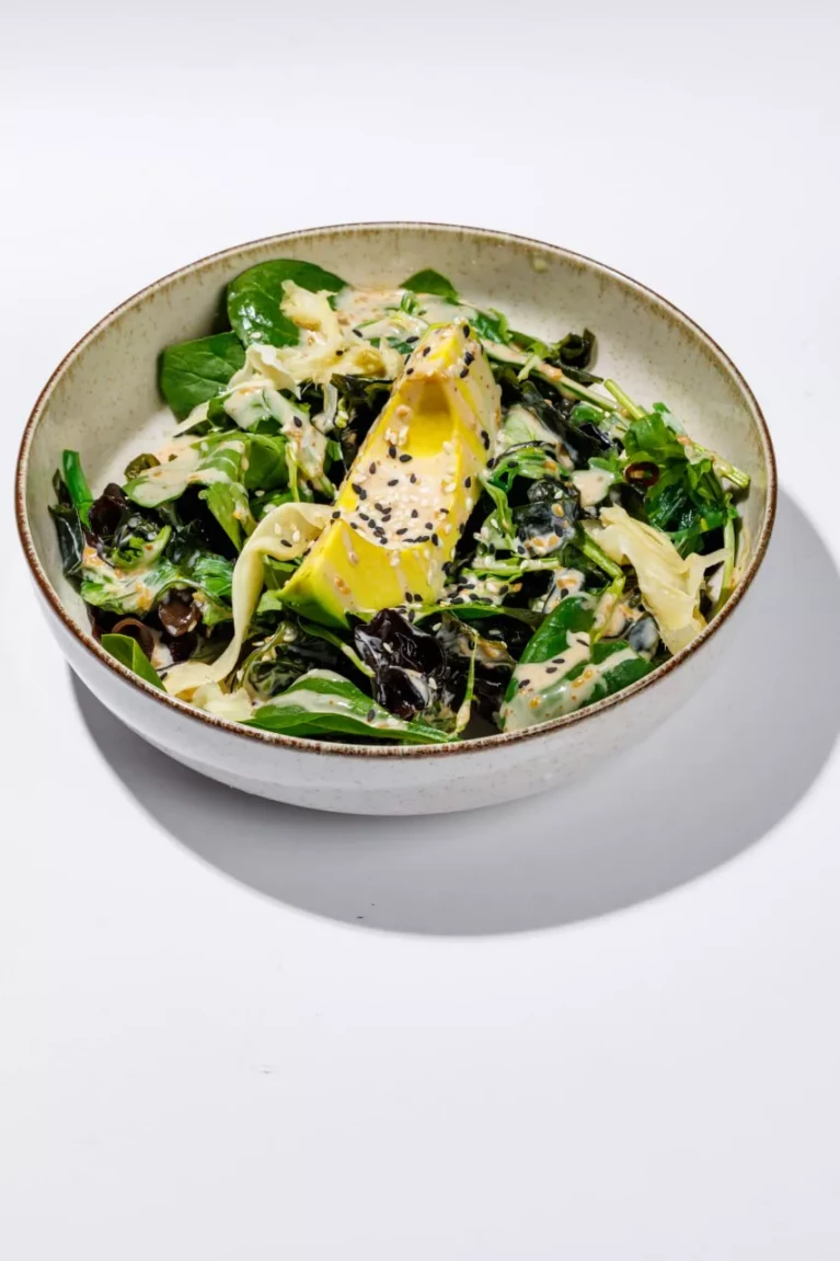 Салат с авокадо и водорослями