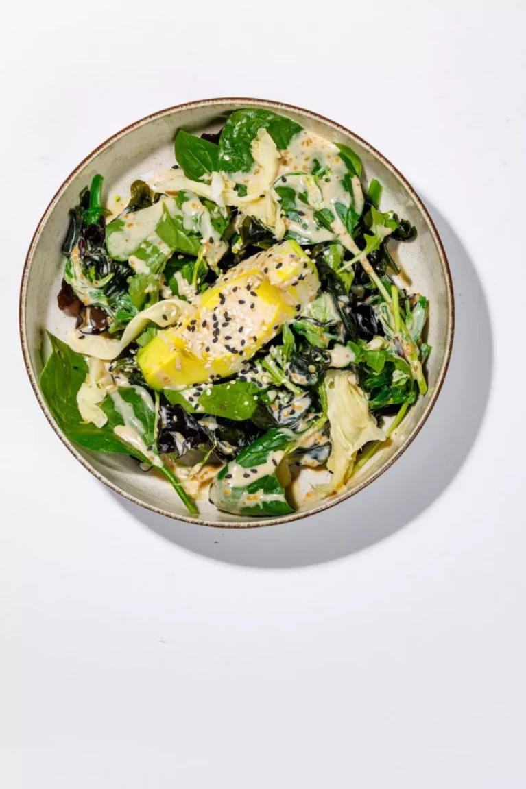 Салат с авокадо и водорослями