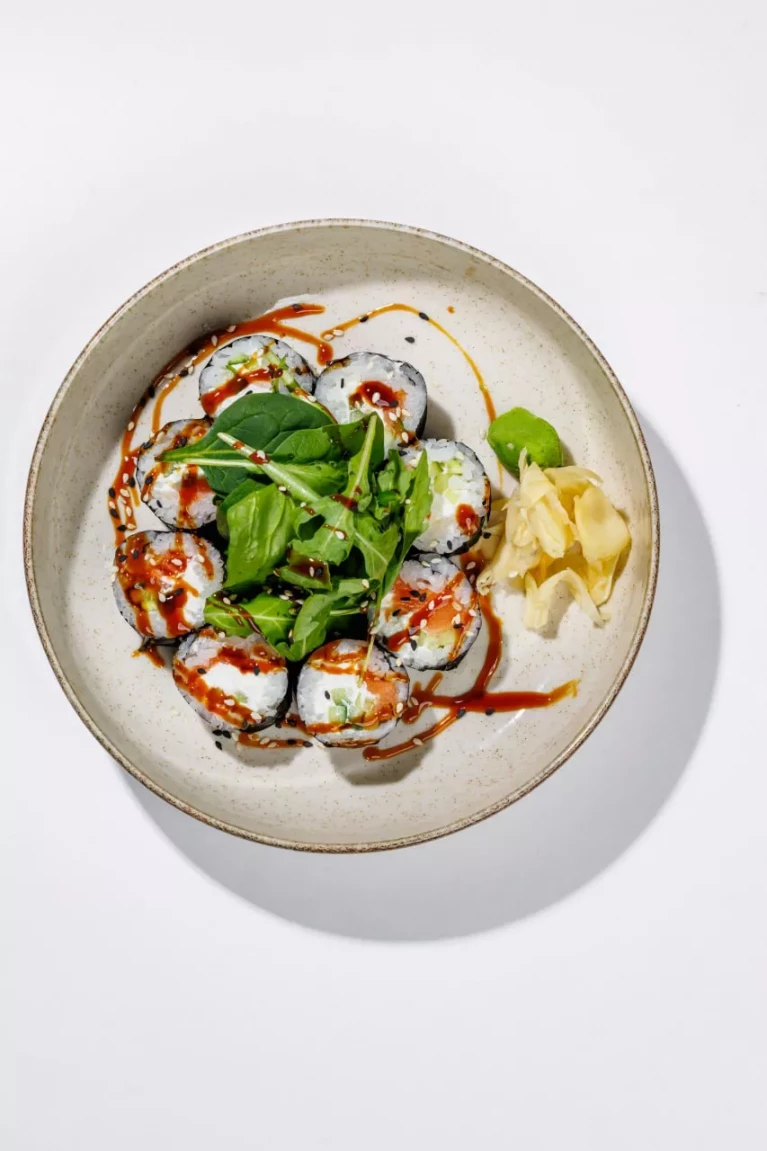 Ролл маки лосось и огурец