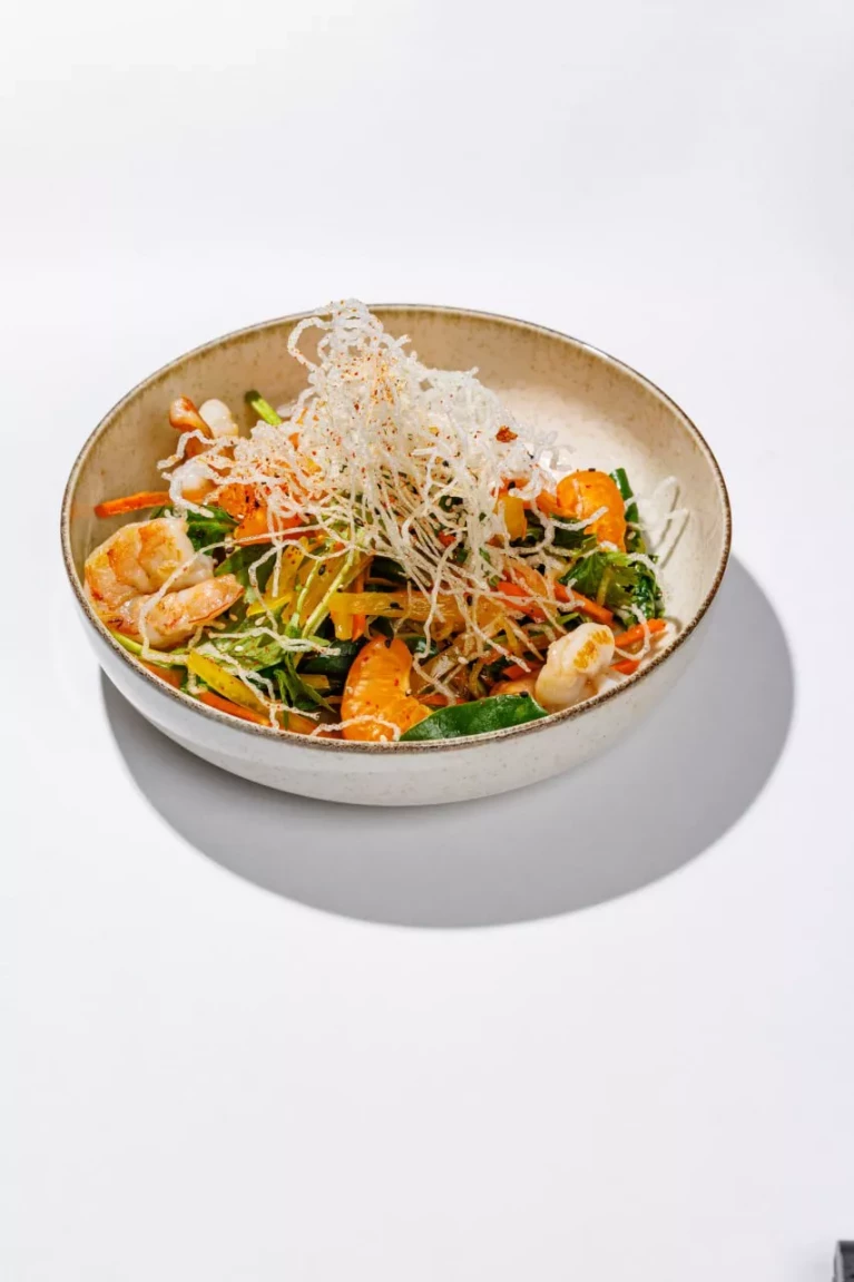 Салат с креветками и хрустящей фунчозой