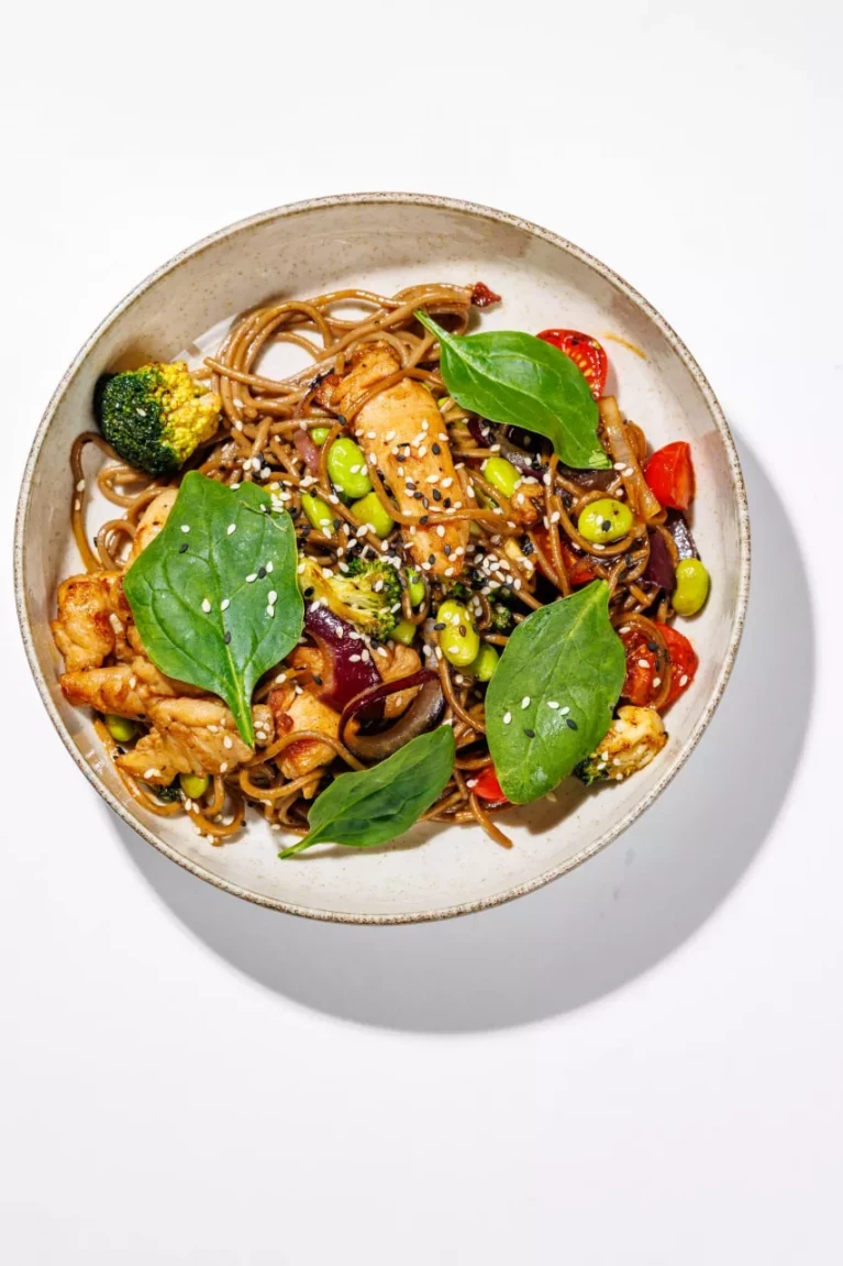 Соба с цыпленком, брокколи и эдамаме