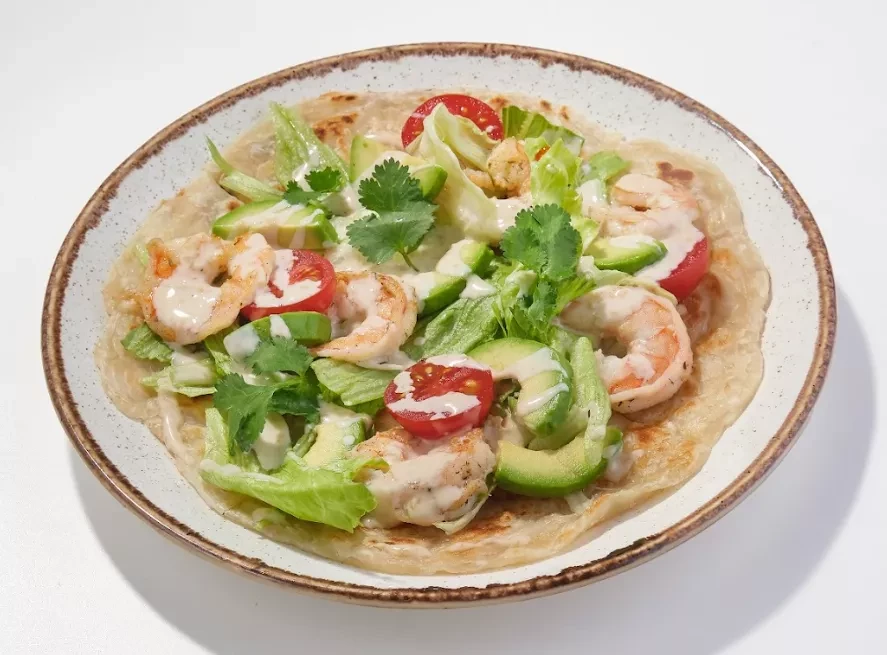 Лепешка с креветками, авокадо и ореховым соусом