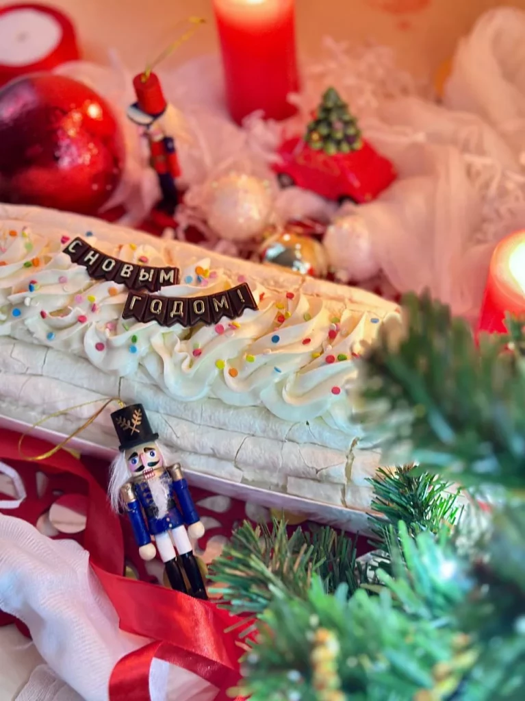 Рулет меренговый «Малина-Маракуйя»