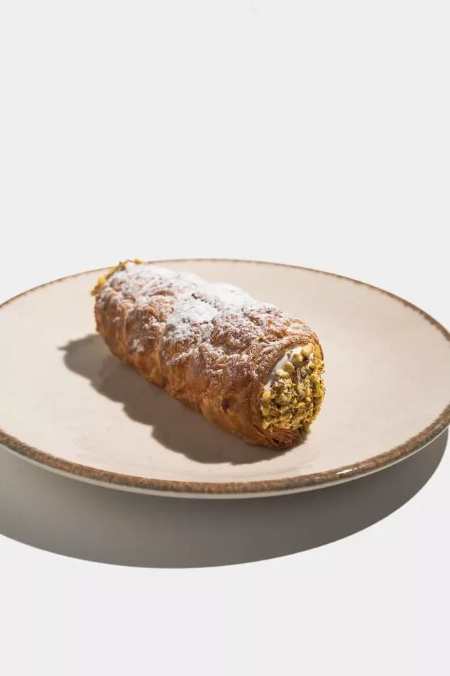 Трубочка с белковым кремом фисташка-малина