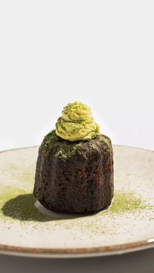 Канеле фисташка-матча