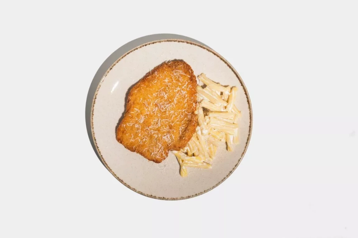 Паста с куриным шницелем