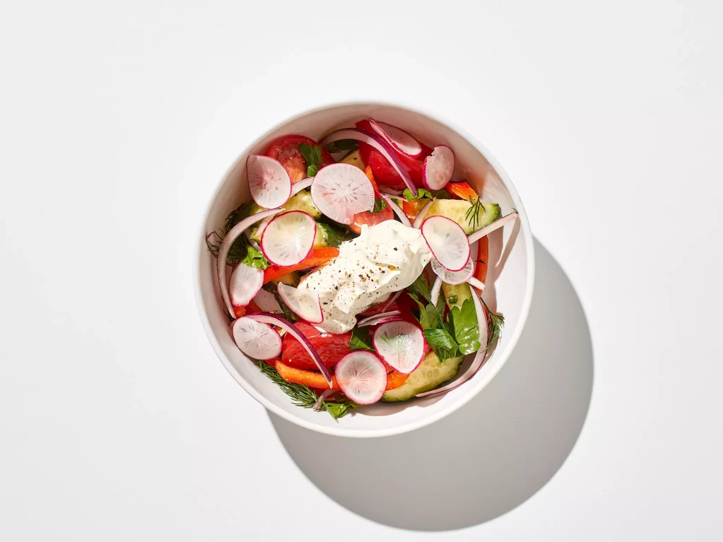 Дачный салат из овощей со сметаной