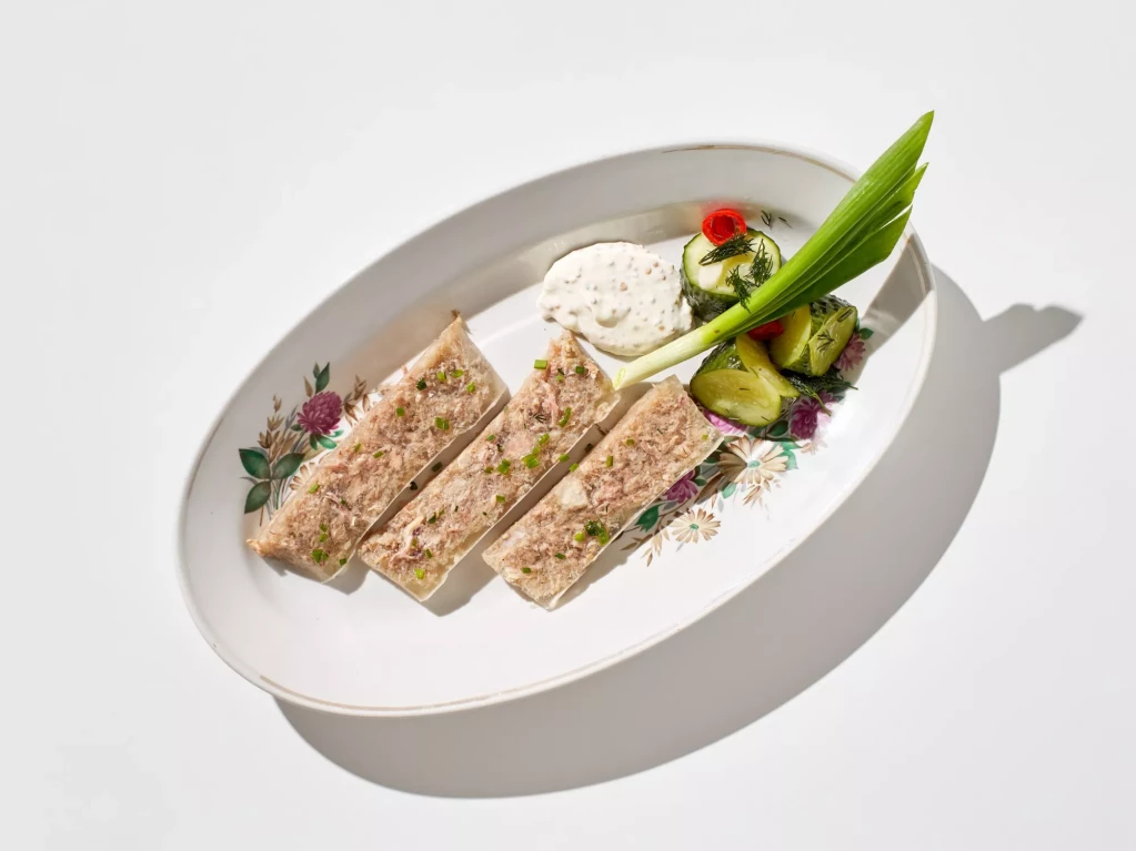 Домашний холодец со сливочным хреном и малосольными огурцами