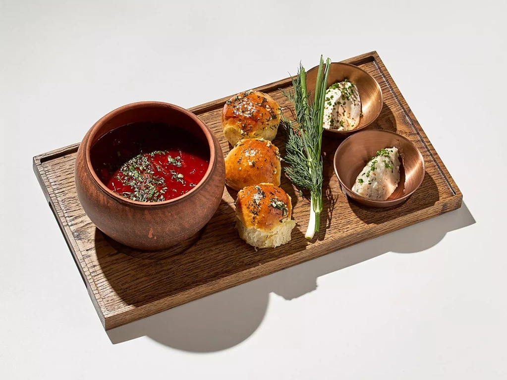 Фирменный Домовой борщ с говяжьей грудинкой, пампушками,  сметаной и смальцем