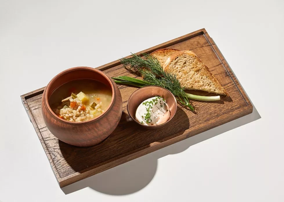 Рассольник с уральской перловкой и говяжьей грудинкой со сметаной