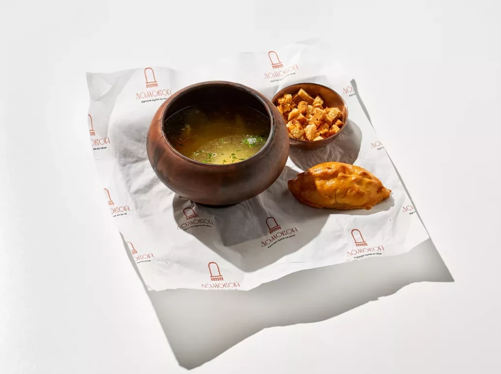 Куриный бульон с домашней лапшой, гренками и пирожком с курицей