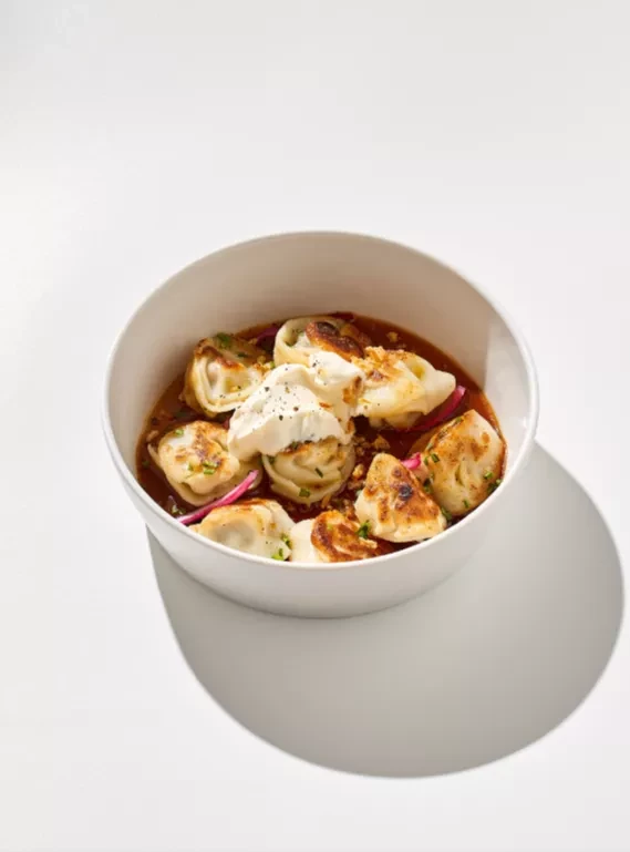 Жареные пельмени в мясном соусе со сметаной