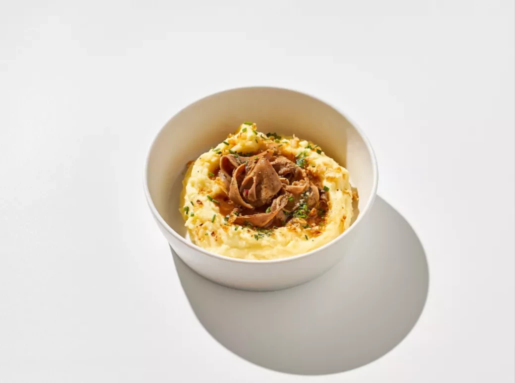 Строганов с телячьим языком, мясным соусом и картофельным пюре