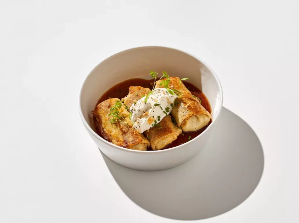 Мясные блины в мясном соусе,  трюфельной пастой и сметаной