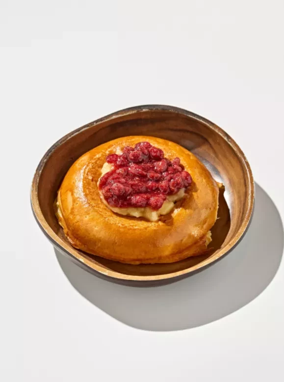 Ватрушка с ванильными кремом и лесной земляникой