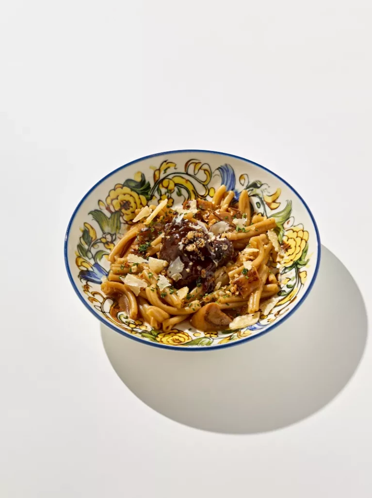 Паста с томленой щекой и белыми грибами