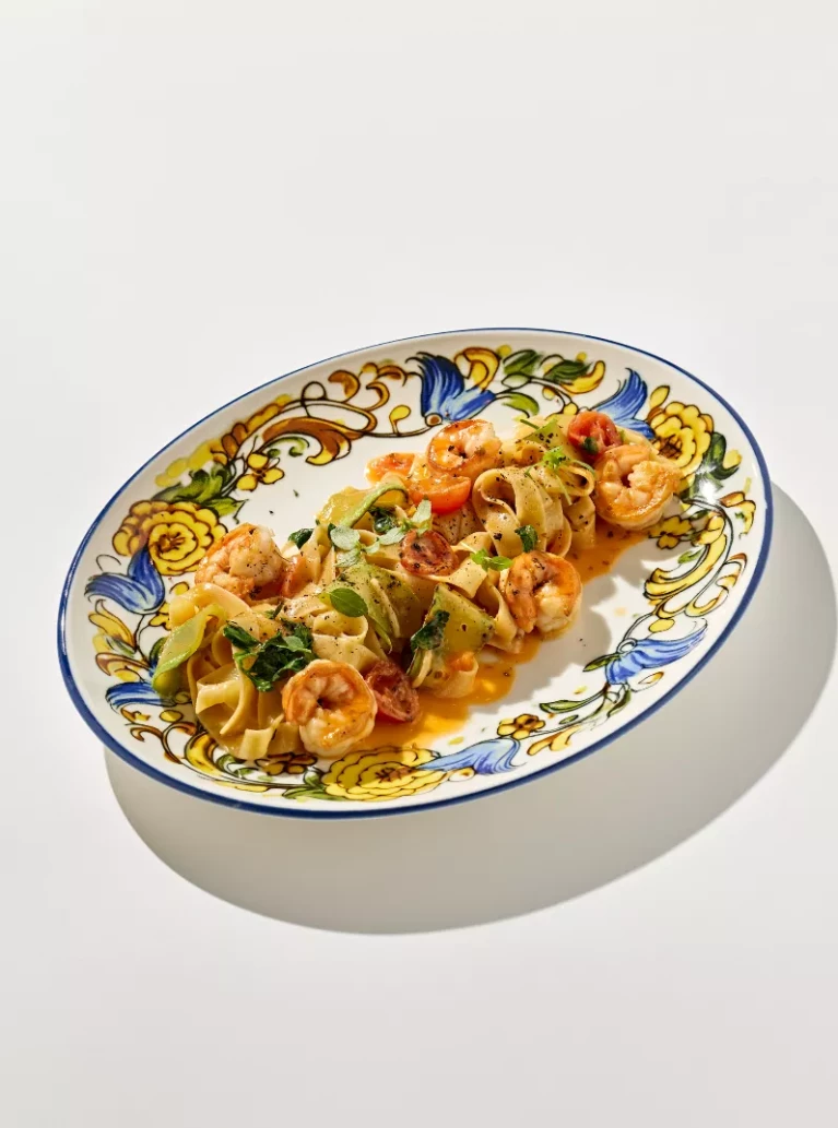 Паста с креветками, кабачком и томатами черри в соусе биск