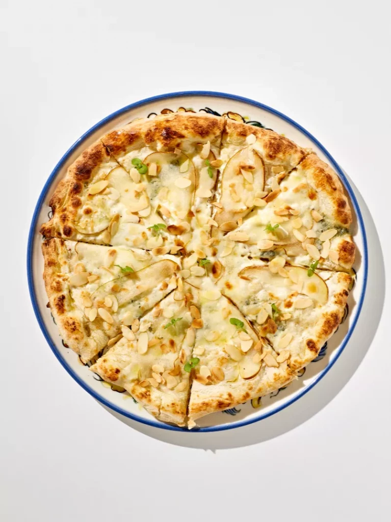 Пицца с грушей и горгонзолой