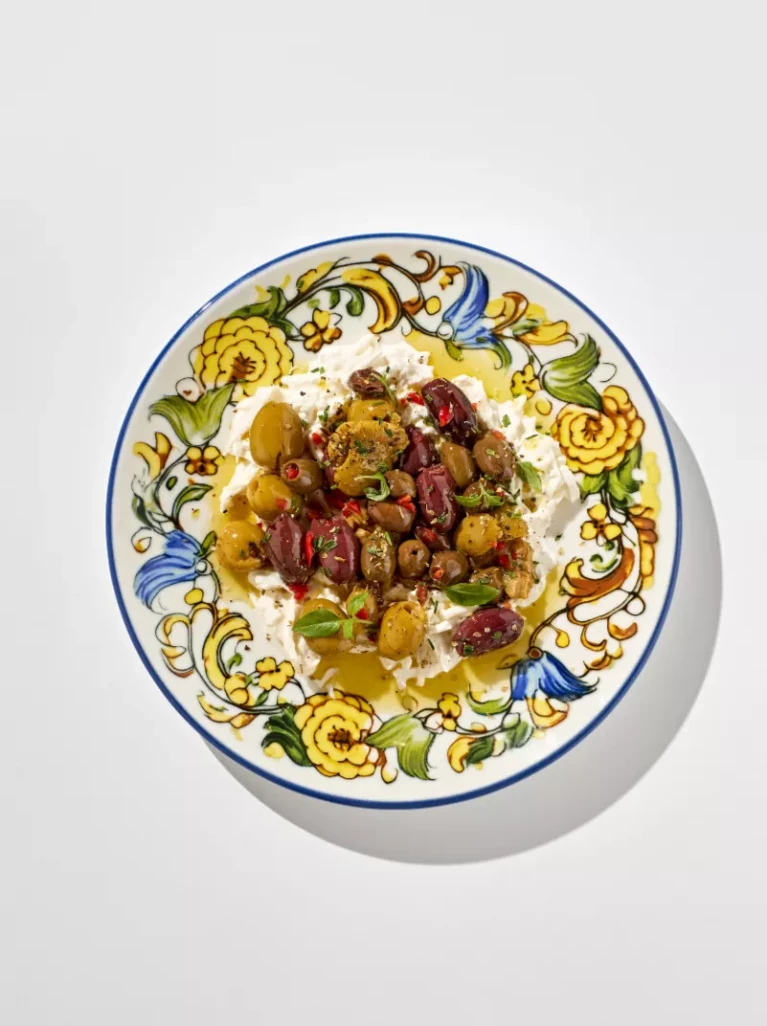 Битые оливки со страчателлой