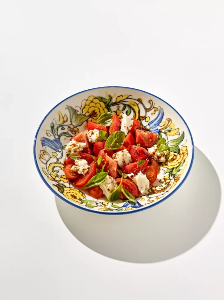 Капрезе со спелыми томатами и моцареллой