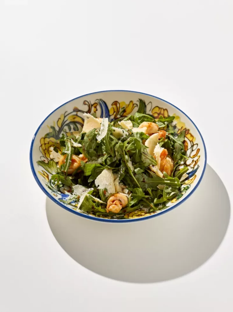 Руккола с креветками и пармезаном