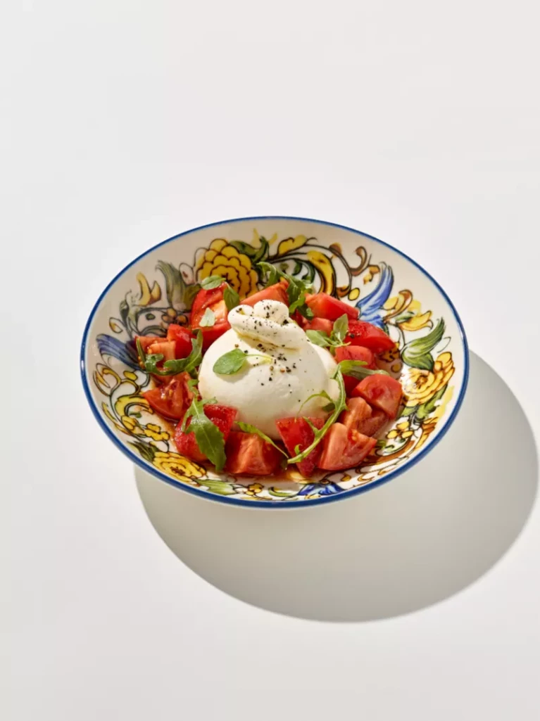 Салат с бураттой и томатами