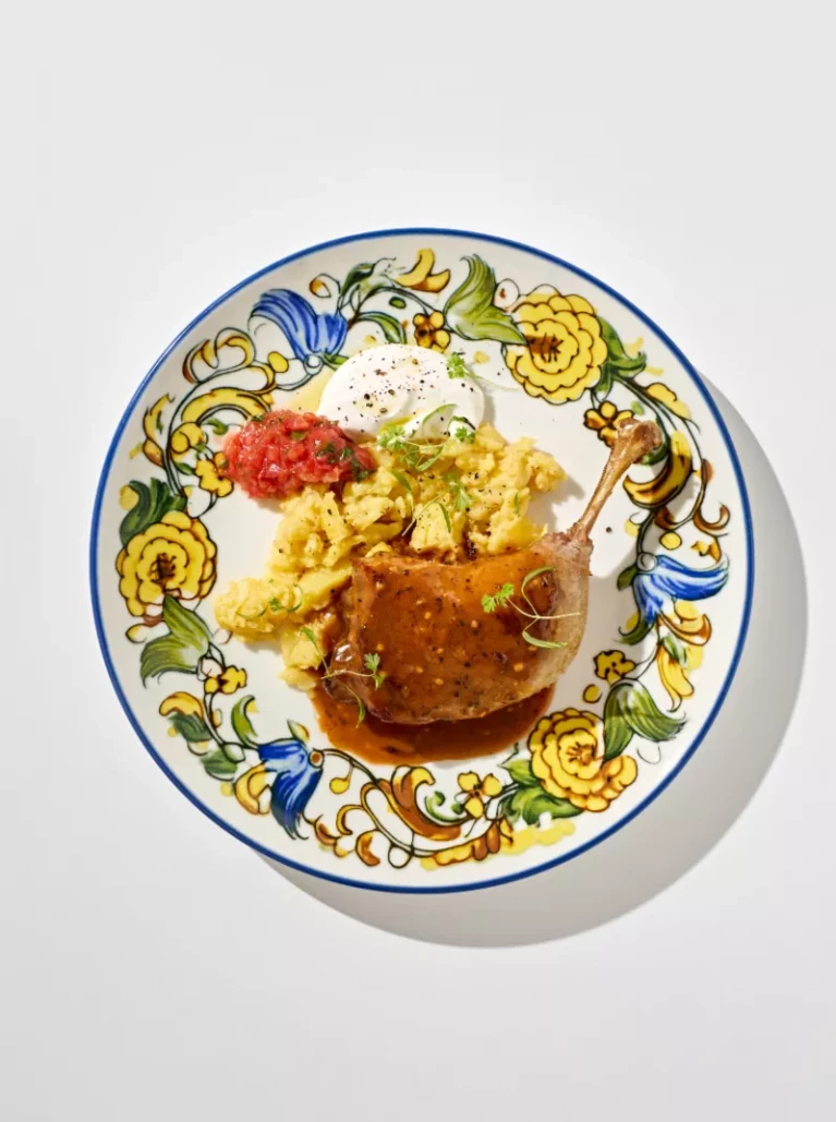 Утиная ножка конфи с толченым картофелем, сливочным соусом