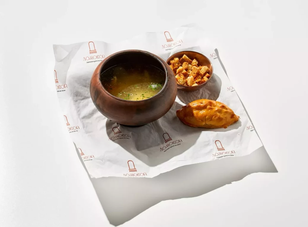 Куриный бульон с домашней лапшой, гренками и пирожком с курицей