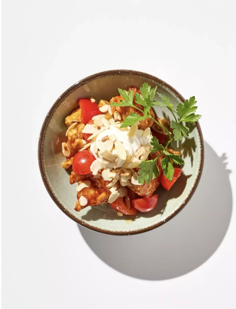 Теплый салат с баклажаном и креветками