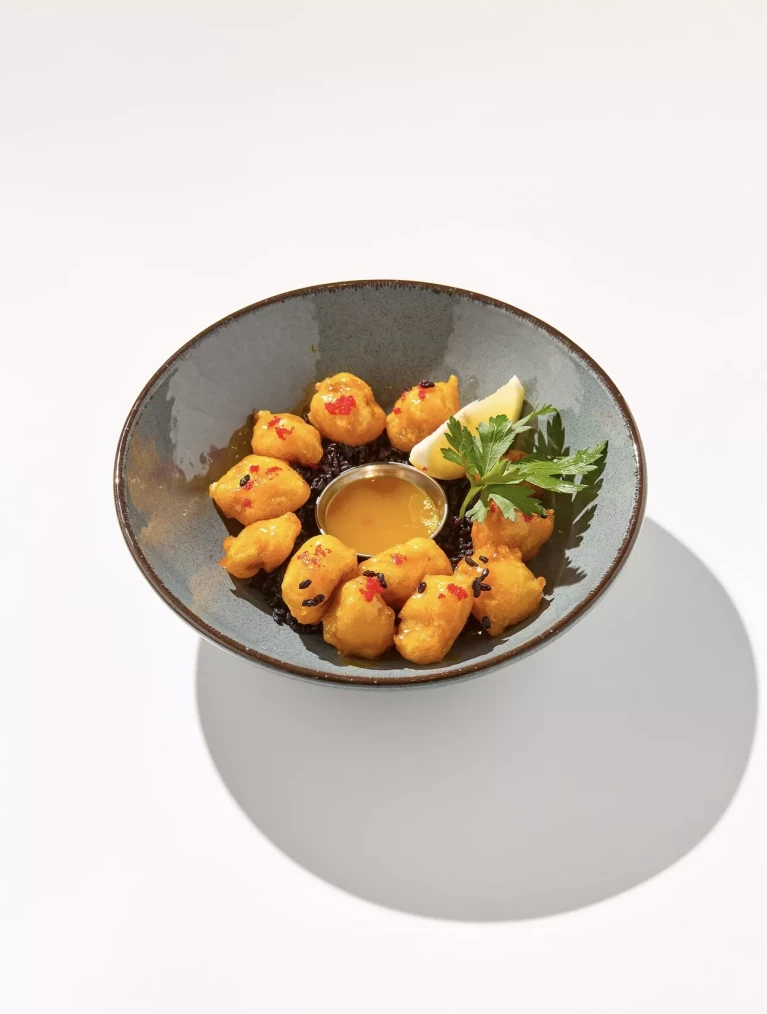 Судак в апельсиновом соусе с черным рисом