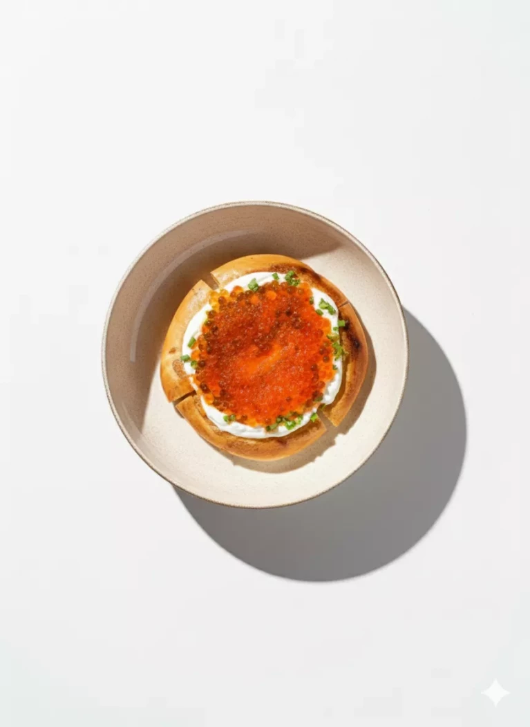 Шанежка с двумя видами икры и зеленым луком