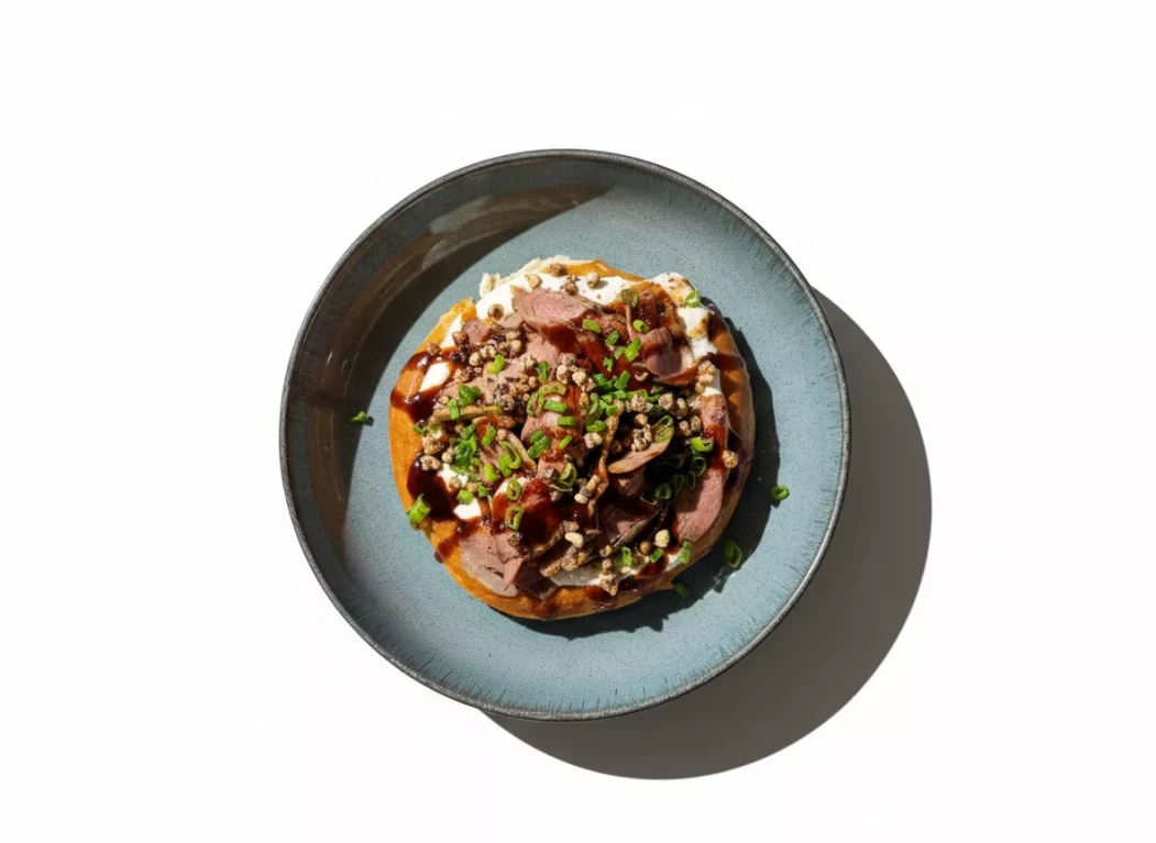 Шанежка с копченой уткой, cоусом из шиповника и хрустящей гречкой