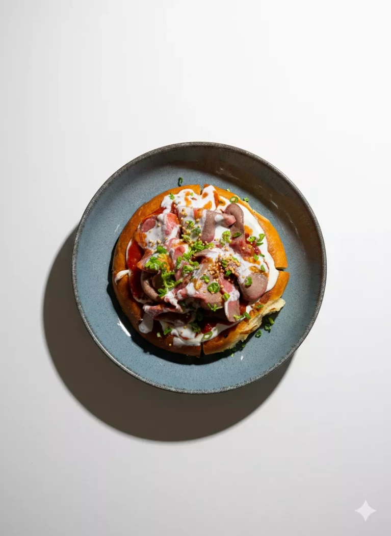 Шаньга с розовым языком, сладким томатным уваром с хреном и брусничным луко