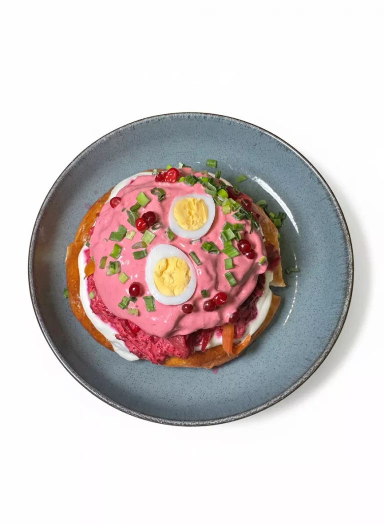 Шаньга с муссом из сельди, копченой свеклой и маринованными перепелиными яйцами. ШУБА